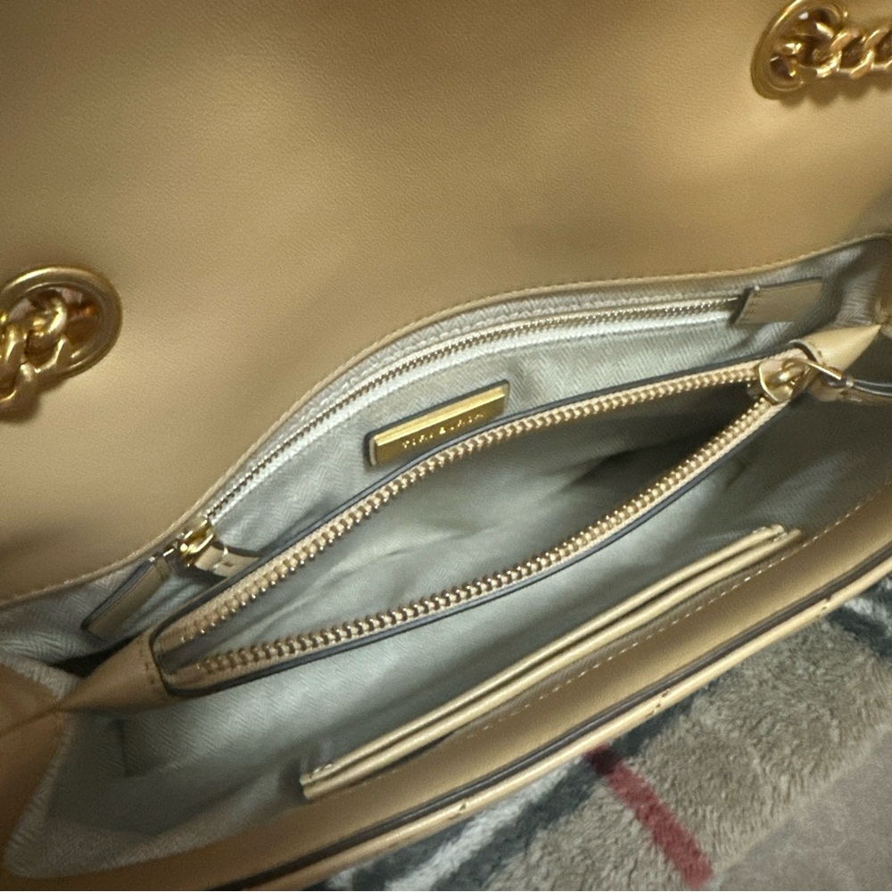 Tory Burch in the color desert dune 
Style Kira chevron convertible shoulder bag - Picture 11 of 12